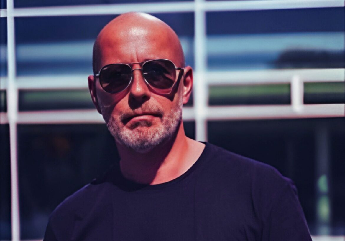 Markus Weismüller mit Sonnenbrille schaut in die Kamera